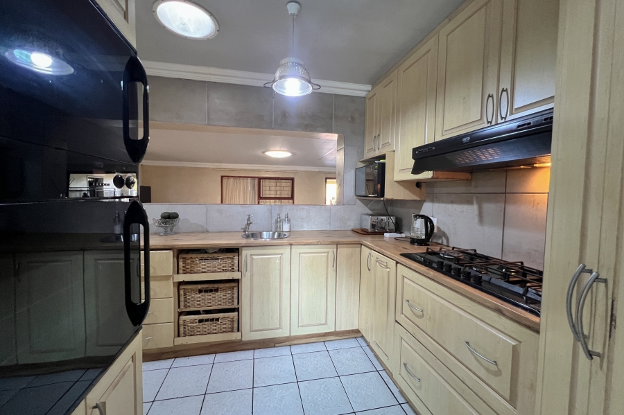 5 Bedroom Property for Sale in Vredekloof Western Cape